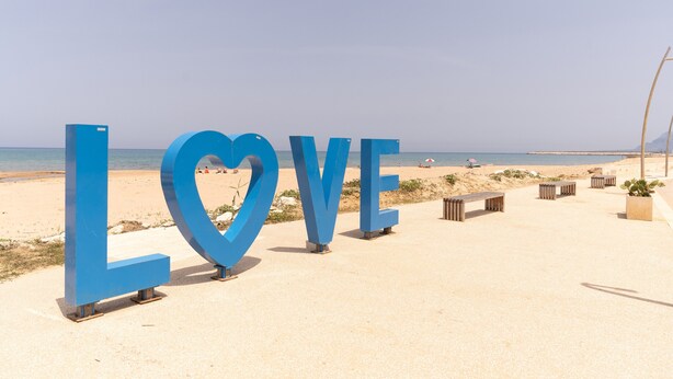 A beach with large blue letters spelling 'LOVE' and a clear view of the ocean. - Apartment 'Sea Nest - Near the Beach' with Private Terrace, Wi-Fi and Air Conditioning (Balestrate)