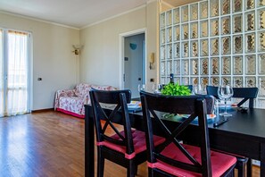 Dining - Apartment 'Raggio Di Sole' with Balcony and Wi-Fi (Torre del Lago Puccini)