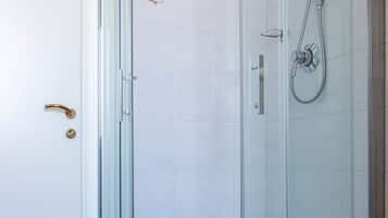 Een douche, een haardroger, handdoeken
