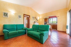 Een televisie, een open haard en een tafeltennistafel