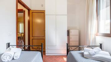 2 dormitorios, tabla de planchar con plancha, wifi gratis y ropa de cama