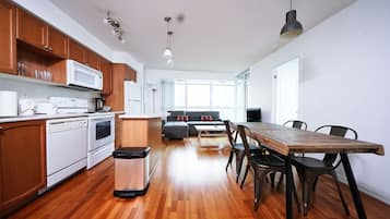 Full-size fridge, microwave, oven, stovetop