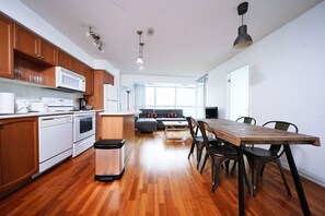 Full-sized fridge, microwave, oven, stovetop