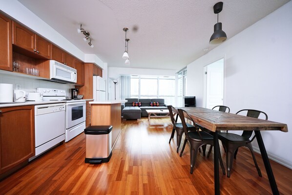 ثلاجة/مجمد بحجم كبير، ميكروويف، فرن، موقد طهي مسطح