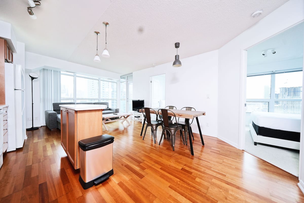 Full-size fridge, microwave, oven, stovetop