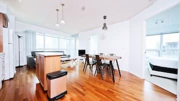 Full-size fridge, microwave, oven, stovetop
