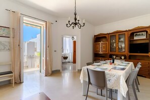 Dining - Apartment 'Malu' in Salento with Shared Terrace, Wi-Fi and Air Conditioning (Nardò)