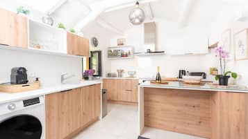 Een koelkast, een magnetron, een oven, een kookplaat