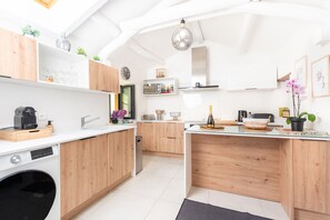 Fridge, microwave, oven, stovetop - Holiday Home 'L'authentik' with Mountain View, Private Terrace and Air Conditioning (Accous)