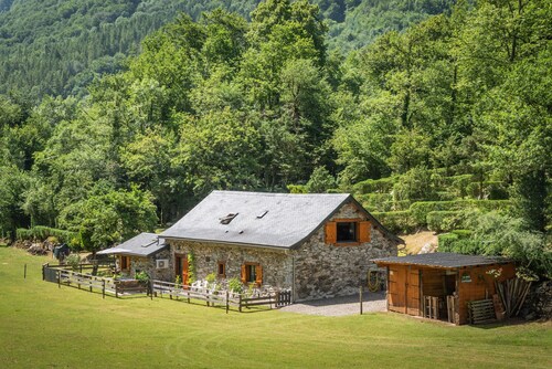 Holiday Home 'L'authentik' with Mountain View, Private Terrace and Air Conditioning