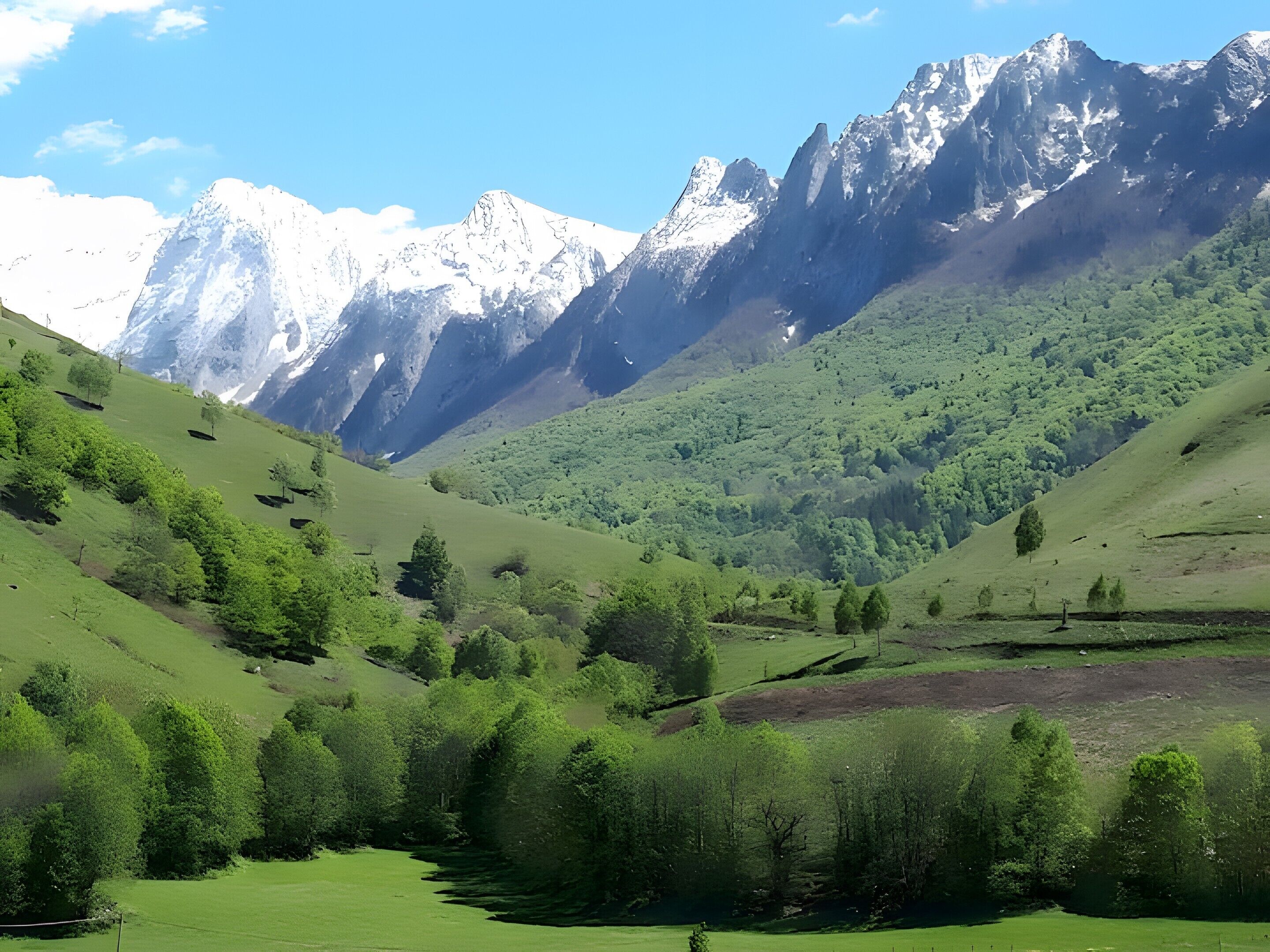 Un paisaje montañoso con un valle y un río.