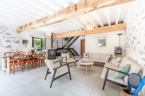 Interior - Holiday Home 'L'authentik' with Mountain View, Private Terrace and Air Conditioning (Accous)