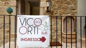 Un cartel con la leyenda 'VICORTI DEGLI B&B' e 'INGRESSO', que indica la entrada del hotel.