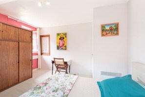 3 bedrooms, iron/ironing board, free WiFi, bed sheets