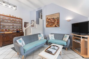 Een televisie, een dvd-speler en een stereo