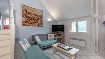 Een televisie, een dvd-speler en een stereo