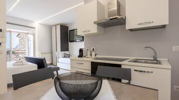 Ofen, Herdplatte, Wasserkocher mit Kaffee-/Teezubehör, Wasserkocher