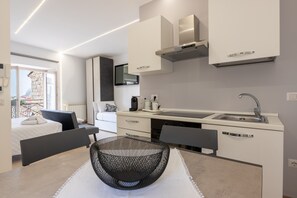 Uuni, liesi, kahvin-/teenkeitin, vedenkeitin