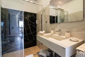 Douche, sèche-cheveux, serviettes fournies