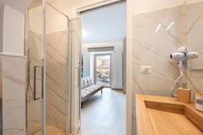 Shower, hair dryer, towels - Vico degli Orti 'Room 1' with Mountain View, Wi-Fi, and Air Conditioning (Mistretta)