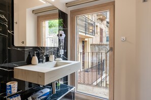 Interior - Room '4' with Sea View, Wi-Fi and Air Conditioning (Mistretta)