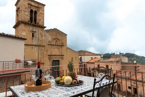 Outdoor dining - Room '4' with Sea View, Wi-Fi and Air Conditioning (Mistretta)