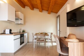 Forn, placa de cuina, cafetera i tetera i bullidora elèctrica 