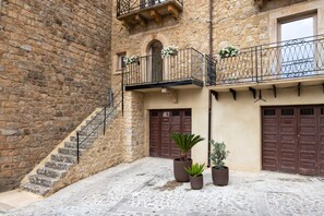 Exterior detail - Studio 5' with Sea View and Private Terrace (Mistretta)