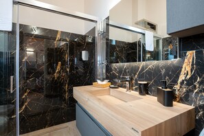 Douche, sèche-cheveux, serviettes fournies