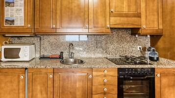 Geladeira, micro-ondas, fogão, cooktop