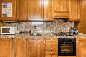 Frigorífico, microondas, horno y placa de cocina