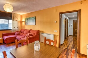 TV, fireplace - Cal Tatanet Holiday Apartment (Sant Pau de Segúries)