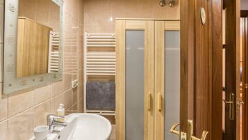 Een douche, een haardroger, handdoeken