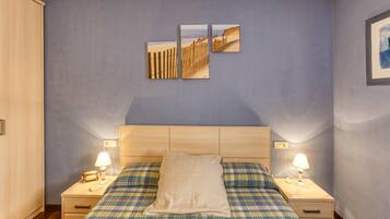 2 bedrooms, bed sheets