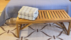 A bedroom with a large bed, two bedside tables, a wooden bench, and a patterned rug. - Peaceful Three Rivers Retreat Near Sequoia National Park with EV charger, AC (Three Rivers)