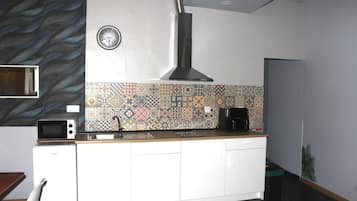 Réfrigérateur, micro-ondes, four, plaque de cuisson