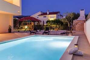 Lämmitetty uima-allas