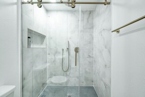 Bidet, serviettes fournies, papier de toilette