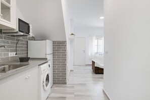 Kjøleskap, mikrobølgeovn, kaffetrakter/tekoker og brødrister