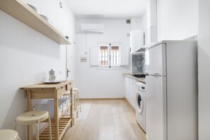 Kühlschrank, Mikrowelle, Herdplatte, Wasserkocher mit Kaffee-/Teezubehör