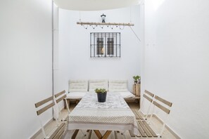 Dining - Apartment 'Gades Nömada B' with Private Garden, Wi-Fi and Air Conditioning (Conil de la Frontera)