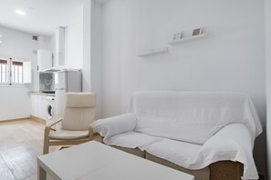 TV - Apartment 'Gades Nömada B' with Private Garden, Wi-Fi and Air Conditioning (Conil de la Frontera)