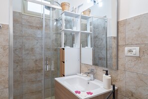 Shower, hair dryer, towels - Apartment 'Casa Alejandra A Pachino Centro' with Balcony, Wi-Fi and Air Conditioning (Pachino)