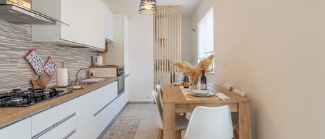 Fridge, oven, stovetop, dishwasher