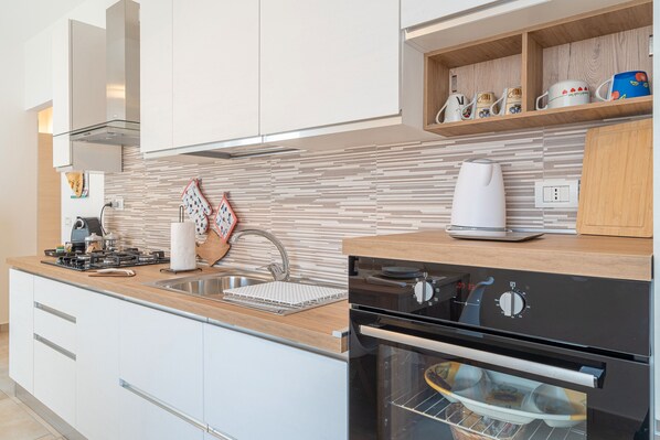 Fridge, oven, stovetop, dishwasher