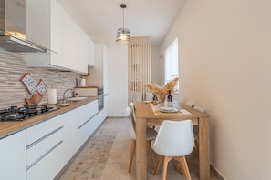Frigorifero, forno, piano cottura, lavastoviglie