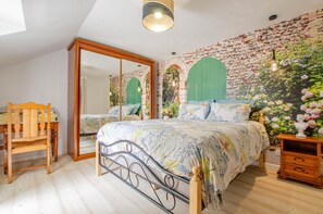 4 bedrooms, travel crib, free WiFi