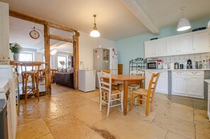 Mikroaaltouuni, astianpesukone, syöttötuoli