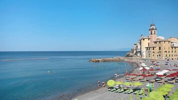 Una spiaggia nelle vicinanze