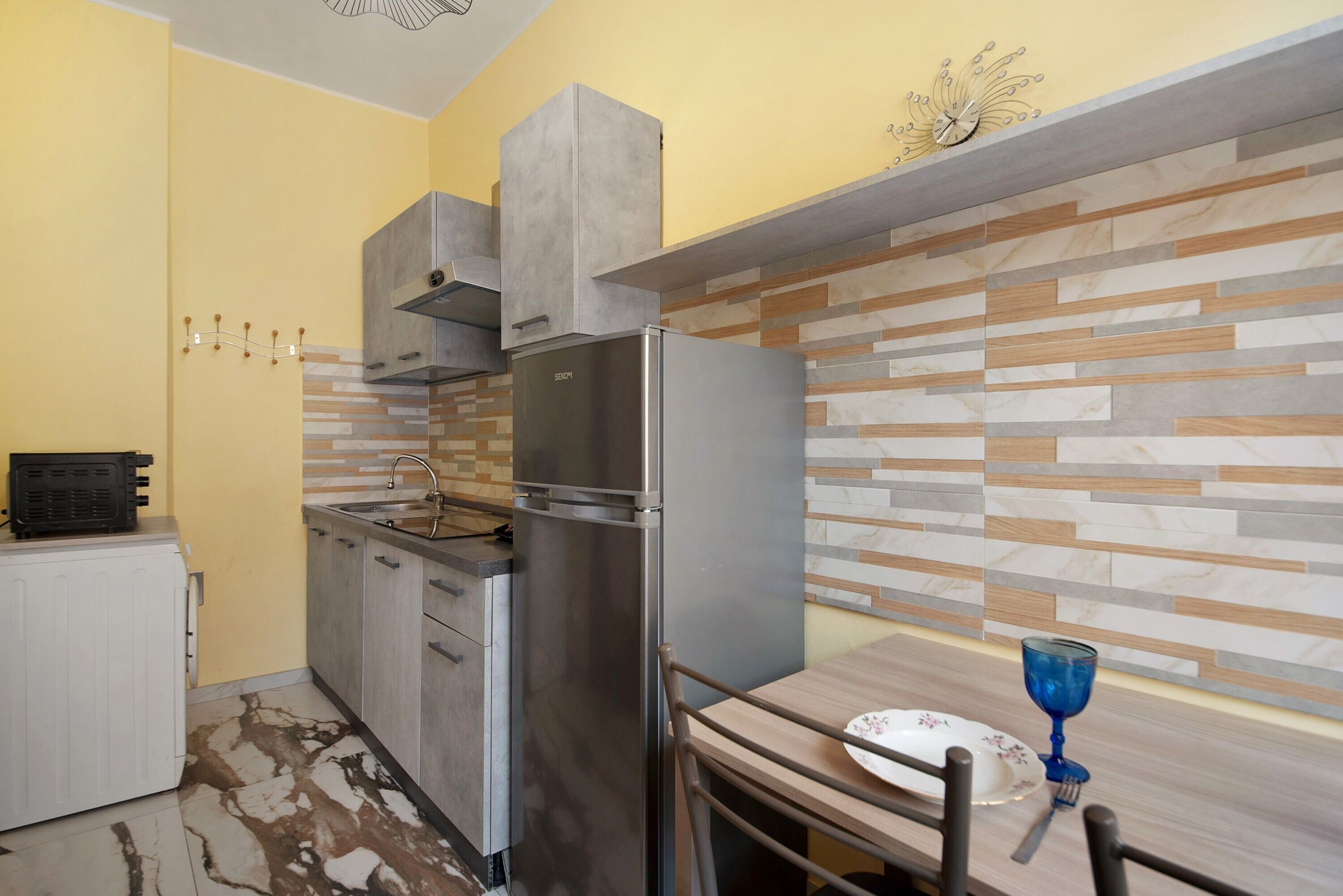 Køleskab, ovn, kogeplade, kaffe-/temaskine